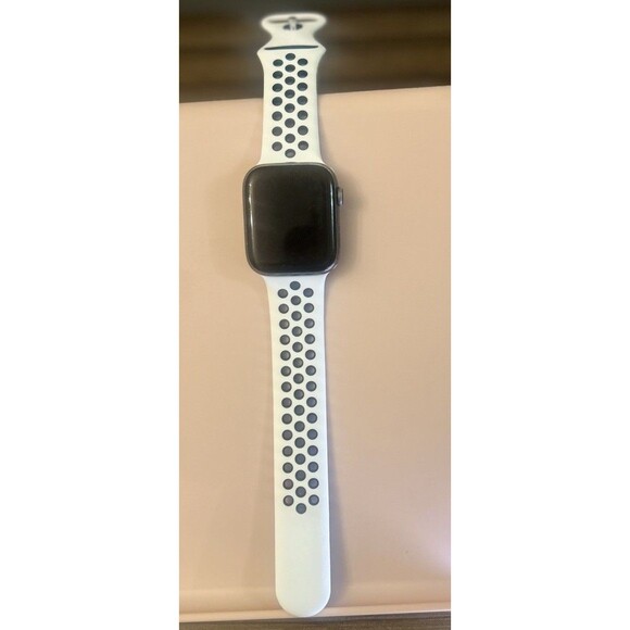 Apple Watch Series 5 44mm WIFI - Silver Aluminum with White Band - Picture 1 of 6